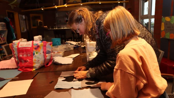 Alexandra Elling erkl&auml;rt den M&auml;dchen w&auml;hrend der N&auml;hwerkstatt, wie sie eine Tasche n&auml;hen k&ouml;nnen. Foto: Birgit Guhlke - &copy; Birgit Guhlke