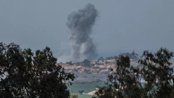 Israel, Sderot: Rauch steigt nach israelischen Luftangriffen &uuml;ber dem Gazastreifen auf. Welche Folgen hat der Krieg f&uuml;r die Weltwirtschaft? - &copy; Ilia Yefimovich