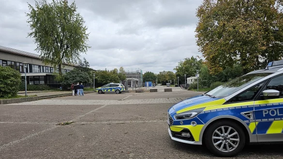Am Schulzentrum Werreanger sah es auf dem Schulhof am Dienstag so aus: Die Polizei sicherte das Gel&auml;nde un die Schulen ab, es hatte eine Amokandrohung gegeben. - &copy; Astrid Sewing