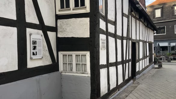 Die Gedenktafel der Mikwe am Gebäude in der Freiligrathstraße ist mit einem antisemitischen Aufkleber beklebt worden. - © Alexandra Schaller