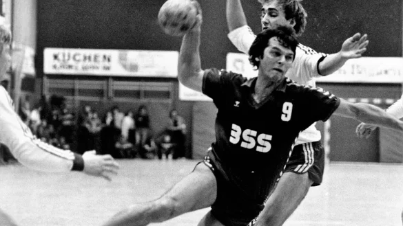 Herbert L&uuml;bking zieht im Zweitligaspiel gegen die SG Weiche-Handwitt an Milomir Mijatovic vorbei. - &copy; J&ouml;rg Hagemann