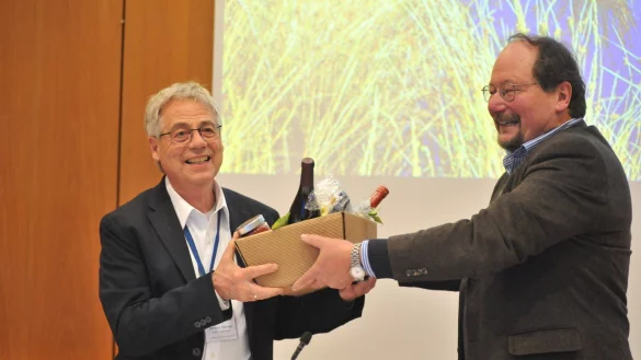 Herbert Dehmel (l.), langj&auml;hriger stellvertretender Sprecher der Bezirkskonferenz Naturschutz OWL, erh&auml;lt von Sprecher Karsten Otte ein Pr&auml;sent. - &copy; Bezirkskonferenz Naturschutz OWL