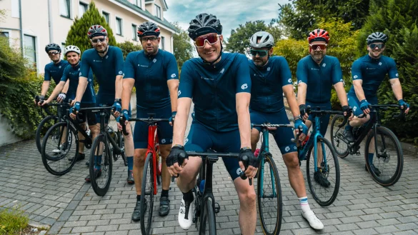 Das Oculus-Team in voller Breite mit (von links) Joop Scheulen, Martin Gratzla, Gunther Kracke, Dirk Walter, Till Schnetg&ouml;ke, J&ouml;rn F&uuml;hring, Korbinian von Blanckenburg und Maik D&uuml;ck. - &copy; Leon Hempel