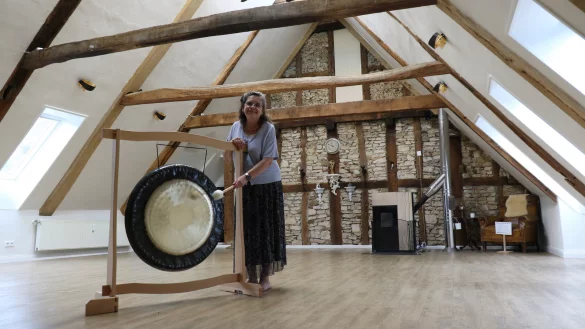 Jolanta Stocks steht in ihrem Seminarraum in der Alten Mühle. - © Alexandra Schaller