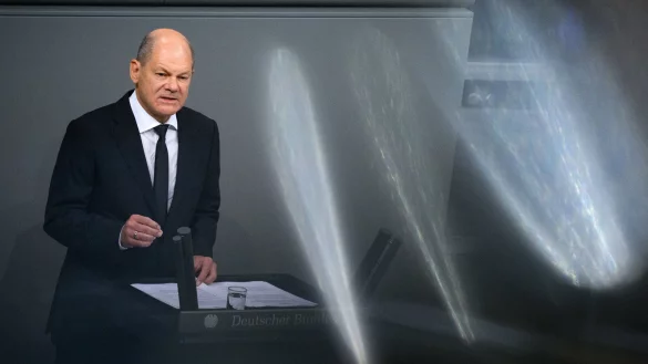 Berlin: Bundeskanzler Olaf Scholz (SPD) gibt in der Plenarsitzung im Deutschen Bundestag eine Regierungserkl&auml;rung zur Lage in Israel ab. - &copy; dpa