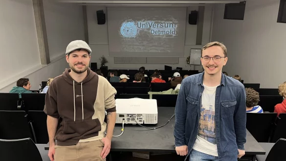 Unikino-Gr&uuml;nder Julian Franke (rechts) und Technik-Mann Lasse Eversmeier bei der ersten Vorstellung im "UniVersum". - &copy; Jana Beckmann