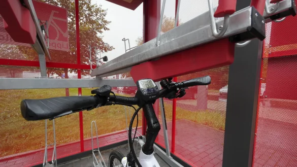 Weil die Radschiene des oberen Stellplatzes etwas zu niedrig montiert ist, passt das LZ-Rad mit normaler Lenkerh&ouml;he nicht auf den unteren Stellplatz. Die rote Kunststoffverkleidung ist im Weg. - &copy; Jost Wolf