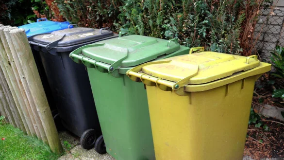 M&uuml;lltonnen stehen zur Abholung bereit. Die Einwohner des Kreises H&ouml;xter produzieren einer Statistik des Landes zufolge am wenigsten M&uuml;ll in ganz NRW. - &copy; Marc K&ouml;ppelmann