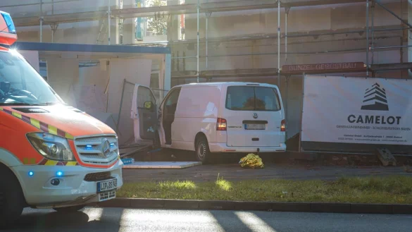Auf der Lockhauser Stra&szlig;e ist ein Transporter von der Stra&szlig;e abgekommen und in einen Baucontainer gefahren. - &copy; Freitag TV