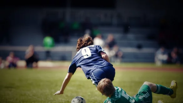 Wenn es bei den D-Junioren zur Sache geht. - &copy; Symbolfoto: J&ouml;rg Hagemann