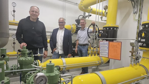 Projektleiter Uwe Schiller (links) hat den Bau der Erdgas&uuml;bernahmestation an der Sch&ouml;tmarschen Stra&szlig;e koordiniert. Er zeigt dem neuen Aufsichtsratsvorsitzenden der Stadtwerke Lage, Andreas Fritz (Mitte), und Michael Wippermann, Gesch&auml;ftsf&uuml;hrer der Stadtwerke Lage, die moderne Anlage. - &copy; Astrid Sewing
