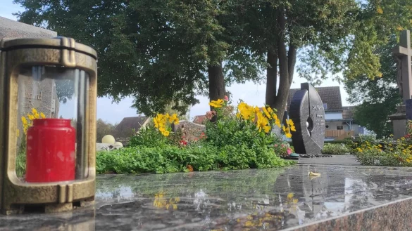 Anstatt zu Erdbestattungen geht die Tendenz vermehrt zu Urnenbestattungen und anderen Beisetzungsformen. - &copy; Svenja Ludwig