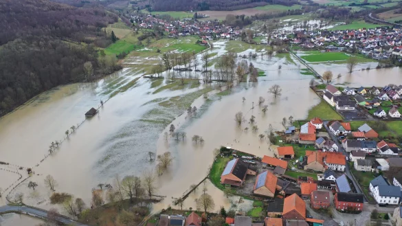 Die Nethe hat ihr Flussbett verlassen und sucht sich ihren Weg &uuml;ber Felder, Wiese und G&auml;rten im Bereich Ottbergen. - &copy; Thomas Kube