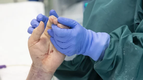 Einfach da sein, nah sein, stundenlang am Bett sitzen und die Hand halten, wenn das Leben zu Ende geht. Vieles war im ersten Lockdown im Krankenhaus nicht m&ouml;glich. - &copy; ALESSANDRA TARANTINO