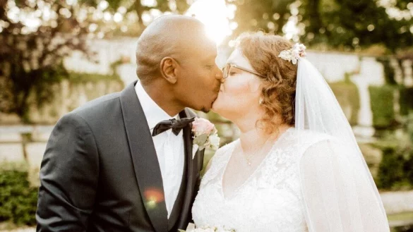 Happy End in Paderborn: Weil sie am Bielefelder Standesamt gescheitert sind, haben Nadien Dors und Cleophas Ruberwa jetzt in Paderborn geheiratet. Die Stadt gilt als erzkonservativ, Bielefeld eigentlich als weltoffen, bunt und tolerant. - &copy; Teresa Kr&ouml;ger