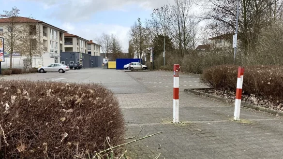 Tatort: Am Rande dieses Supermarktparkplatzes in Heepen wurde der 20-jährige Mann aus Oerlinghausen lebensgefährlich verletzt. - © Jens Reichenbach