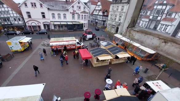 Ein Blick aus dem Rathaus zeigt den Wochenmarkt von oben. Die Neuer&ouml;ffnung hat mehr Menschen als sonst auf den Marktplatz gelockt. - &copy; Michaela Wei&szlig;e