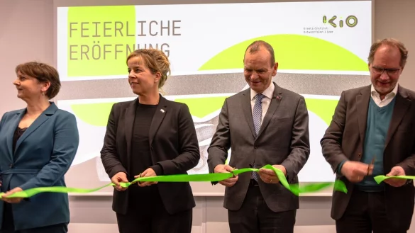 NRW-Wirtschaftsministerin Mona Neubaur (2. von links) weiht zusammen mit Nicole Soltwedel (Kanzlerin TH OWL, von links), Prof. Dr. Jürgen Krahl (Präsident TH OWL) und Prof. Dr. Thomas Grosse (Rektor Hochschule für Musik Detmold) das neue Kreativinstitut OWL ein. - © Raphael Bartling