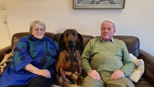 Elke-Heidrun und Rolf Brokmeier sind seit mehr als 50 Jahren passionierte J&auml;ger, und sie hatten immer Jagdhunde. Brackenr&uuml;de Reiko ist der Liebling des Ehepaars. - &copy; Marianne Schwarzer