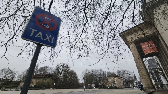Der eigentliche Tatort soll ein paar Meter weiter im Park am Lustgarten-Parkhaus gewesen sein. Das Opfer schleppte sich allerdings mit einer schweren Stichverletzung in einer hei&szlig;en Nacht vergangenen Juli bis zum Theatervorplatz. Ein Taxifahrer rief den Notarzt. - &copy; Janet K&ouml;nig