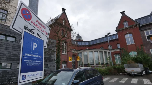 Viele Schilder weisen hinter der Hauptpost darauf hin, dass es sich hier um Privatparkplätze handelt. Allerdings hängen ähnliche Schilder auch an vielen Supermarkt-Parkplätzen, um Dauerparker abzuschrecken. Im Hintergrund ist der Hintereingang der Post und Postbank zu sehen. - © Jost Wolf