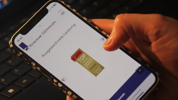 Das Klinikum Gütersloh wirbt auf seiner Homepage derzeit mit drei "Focus"-Siegeln. Eingebettet sind die kostenpflichtigen Siegel zwischen Zertifizierungen medizinischer Fachgesellschaften. - © Carolin Nieder-Entgelmeier