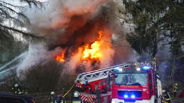 Die Rauchentwicklung ist enorm, auch die Versorgung mit Löschwasser ist vor Ort nicht einfach. - © Freitag TV