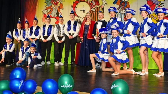 Die Akteure des Kinderkarnevals posieren f&uuml;r ein Gruppenfoto. - &copy; Nicole Ellerbrake