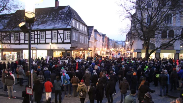 Mehrere hundert Zuhörer kommen trotz eisiger Kälte auf den Marktplatz zur Kundgebung des "Antifaschistischen Arbeitskreises Detmold". - © Cordula Gröne