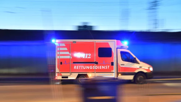 Schwer verletzt musste ein VW-Up-Fahrer aus Horn- Bad Meinberg ins Klinikum eingeliefert werden. Eine 27-J&auml;hrige war auf der Altenbekener Stra&szlig;e in den Gegenverkehr geraten und mit dem Up kollidiert. - &copy; Verwendung weltweit