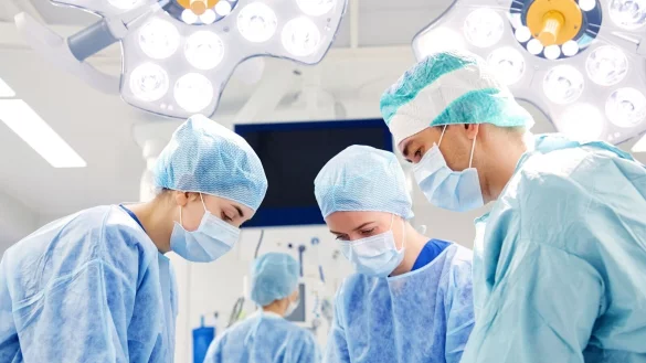 Kann ein Patient nicht für sich selbst entscheiden, ist eine Patientenverfügung hilfreich. Hier kann der Umfang und die Art medizinischer Maßnahmen festgehalten werden. - © lev dolgachov