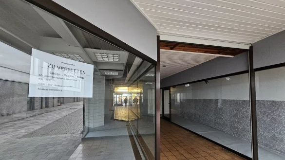 In Lage gibt es einige Leerst&auml;nde, manche schon l&auml;nger. Darum soll die Innenstadt attraktiver gestaltet werden, damit mehr Menschen hier einkaufen und es f&uuml;r Gewerbetreibende interessanter wird. - &copy; Astrid Sewing