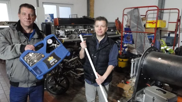 Die Geschwister Bj&ouml;rn und Britta Jentsch bereiten das gro&szlig;e Werksgel&auml;nde am Kluckhofer Weg f&uuml;r die Mammut-Auktion am Samstag vor. Vom Auto bis zur Teppich-Reinigungsanlage kommt hier alles unter den Hammer. - &copy; Hajo G&auml;rtner