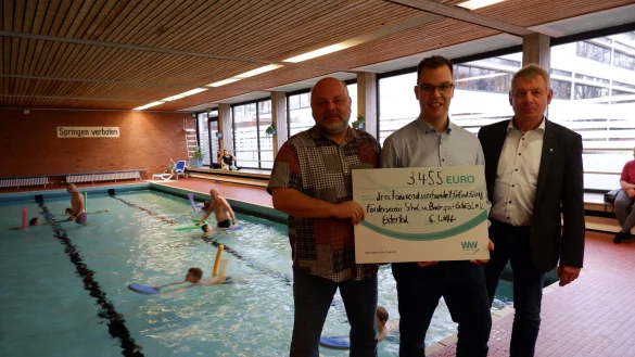 Sebastian W&ouml;hler (Westfalen Weser) &uuml;berreicht im Beisein von B&uuml;rgermeister Frank Meier (rechts) Winfried Laux (Vorsitzender des F&ouml;rdervereins) einen Scheck &uuml;ber 3455 Euro. - &copy; Lorraine Brinkmann