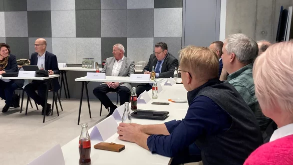 Gemeinsam f&uuml;r B&uuml;rokratieabbau: (von links) Die CDU-Bundestagsabgeordneten Kerstin Vieregge und Ralph Brinkhaus, Kreishandwerksmeister Mickel Biere, der Hauptgesch&auml;ftsf&uuml;hrer der Kreishandwerkerschaft Paderborn-Lippe, Michael Lutter, und die Innungs-Obermeister wollen b&uuml;rokratische Hemmnisse beseitigen. - &copy; Kreishandwerkerschaft