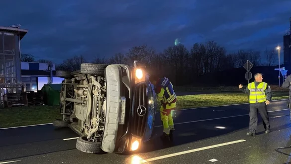 Der Mercedes liegt nach dem Unfall auf der Leopoldsh&ouml;her Stra&szlig;e auf der Seite. - &copy; Daniel Hobein/Freiwillige Feuerwehr Bad Salzuflen