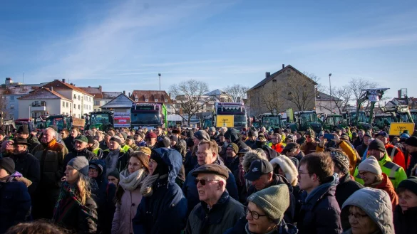 Auf dem Kronenplatz in Detmold haben sich rund 300 Menschen für die Kundgebung versammelt. - © Raphael Bartling