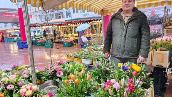 Tino Wolzin k&uuml;mmert sich im Auftrag der Stadt um die Organisation des Wochenmarktes in Lage. Unter anderem geh&ouml;rt dazu, das Angebot zu erweitern und neue Standbetreiber anzuwerben. - &copy; Astrid Sewing