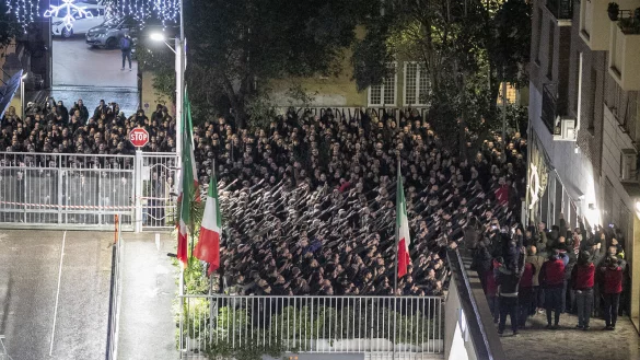 Menschen scheinen den verbotenen faschistischen Gru&szlig; w&auml;hrend einer Kundgebung am Jahrestag der sogenannten Acca-Larentia-Morde zu zeigen. - &copy; Francesco Benvenuti