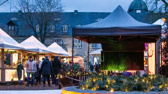 Trotz vieler Regentage fanden Besucher aus Nah und Fern den Weg auf den Detmolder Weihnachtsmarkt. Viele lobten die Erweiterung des Marktes mit zus&auml;tzlichen St&auml;nden in Richtung Rathaus. - &copy; Raphael Bartling