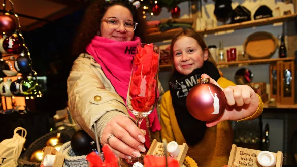 Myriam Ohlendorf gemeinsam mit ihrer Tochter Luisa in ihrem "Heimat Liebe"-Stand. - &copy; Nicole Ellerbrake
