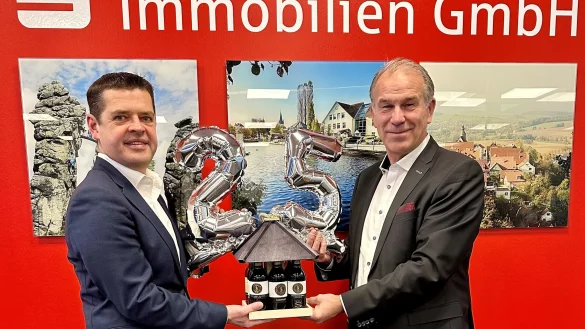 Andreas Trotz, Vorstandsmitglied der Sparkasse Paderborn-Detmold-Höxter (links). und Oliver Klitzke, Geschäftsführer der S Immobilien GmbH und S Boden GmbH sind zufrieden mit der Entwicklung der Unternehmen. - © Sparkasse