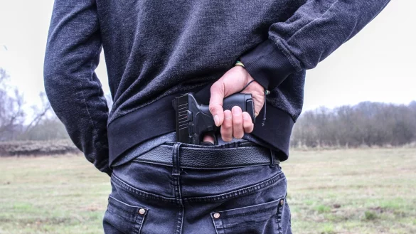 Ein 36-j&auml;hriger aus Oerlinghausen wollte einer guten Freundin helfen und stellte sich im August 2023 einem Einbrecher in den Weg: der zog eine echt aussehende Schreckschusswaffe und zielte. - &copy; Pixabay