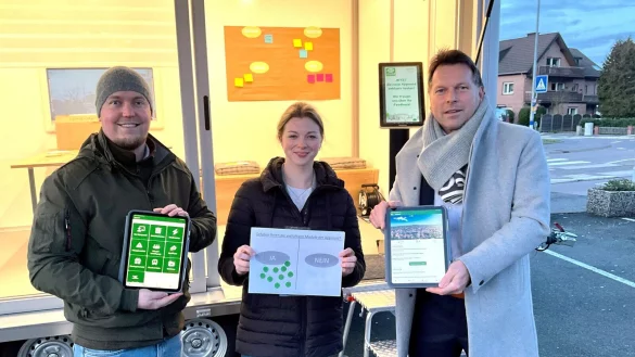 Tom Lachmann (Koordinator f&uuml;r B&uuml;rgerbeteiligung, von links), Elisa Henke-Bockschatz
(Gesamtprojektleiterin Smart Cities) und B&uuml;rgermeister Frank Hilker haben sich in Hiddesen einige
R&uuml;ckmeldungen auf die B&uuml;rgerbefragung zur neuen Appmold angeschaut. - &copy; Stadt Detmold