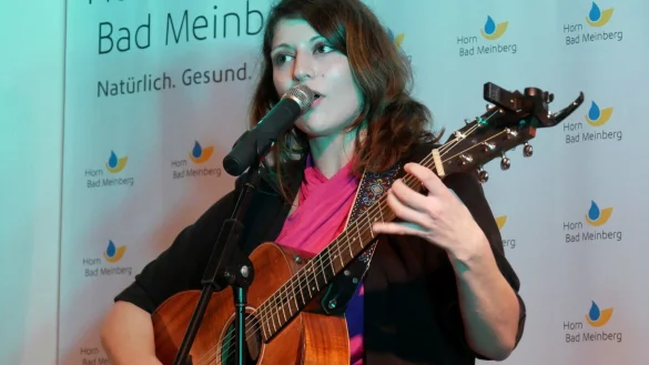 Die Singer Songwriterin Nadu begleitet sich an der Gitarre und r&uuml;ttelt wach, sich f&uuml;r eine bessere Gesellschaft zu engagieren. - &copy; Thomas Kr&uuml;gler