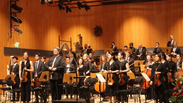 Gestalten erneut das Neujahrskonzert: Florian Ludwig und das Hochschulorchester - &copy; HfM Detmold/Plettenberg