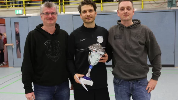 Benedikt Hagemann (Spielführer in Hagen, Mitte) mit RSV-Präsident Andreas Pape (links) und Florian Seider aus der Turnierorganisation. - © Paul Cohen(LZ)