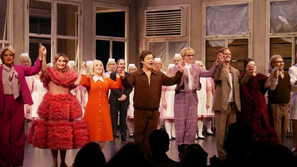 Stehende Ovationen f&uuml;r eine gro&szlig;artige Ensembleleistung bei der Premiere von Offenbachs "Hoffmanns Erz&auml;hlungen". Mit Adr&eacute;ana Kraschewski, Emily Dorn, Penelope Kendros, Seungweon Lee, Lotte Kortenhaus, Stephen Chambers, Brigitte Bauma und Jamie Mondaca Galaz (vorne von links). - &copy; Thomas Kr&uuml;gler