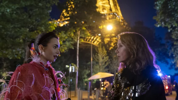Lily Collins als Emily und Philippine Leroy-Beaulieu als Sylvie Grateau in Folge eins der dritten Staffel von "Emily in Paris". - © Stéphanie Branchu/Netflix