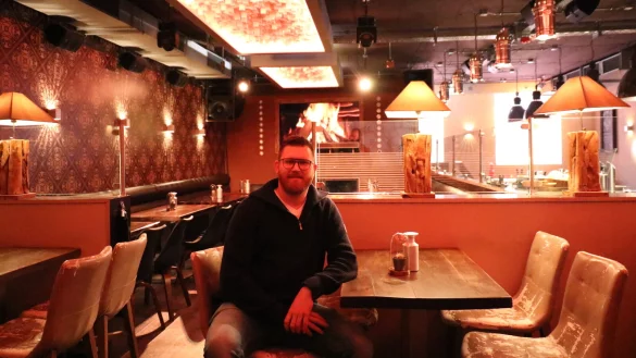 Sebastian Schraets in seinem Burger-Restaurant "Schraeger Vogel" am Schlossplatz. - &copy; Alexandra Schaller